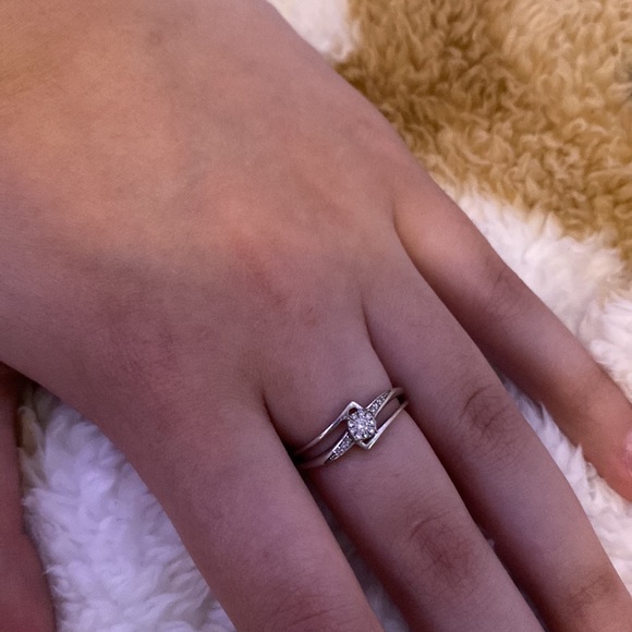 Paris Jewellers 10kt White Gold .10 Carat Diamond - Picture 4 of 5